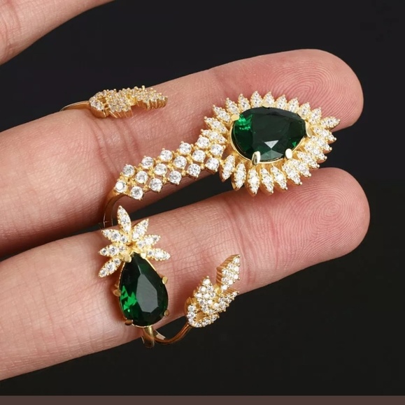 Elegant Topaz& emerald 2 finger cuff - Picture 1 of 3
